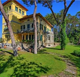 6 bedroom villa with large pool and tennis court near Arezzo, Southern Tuscany, sleeps 12